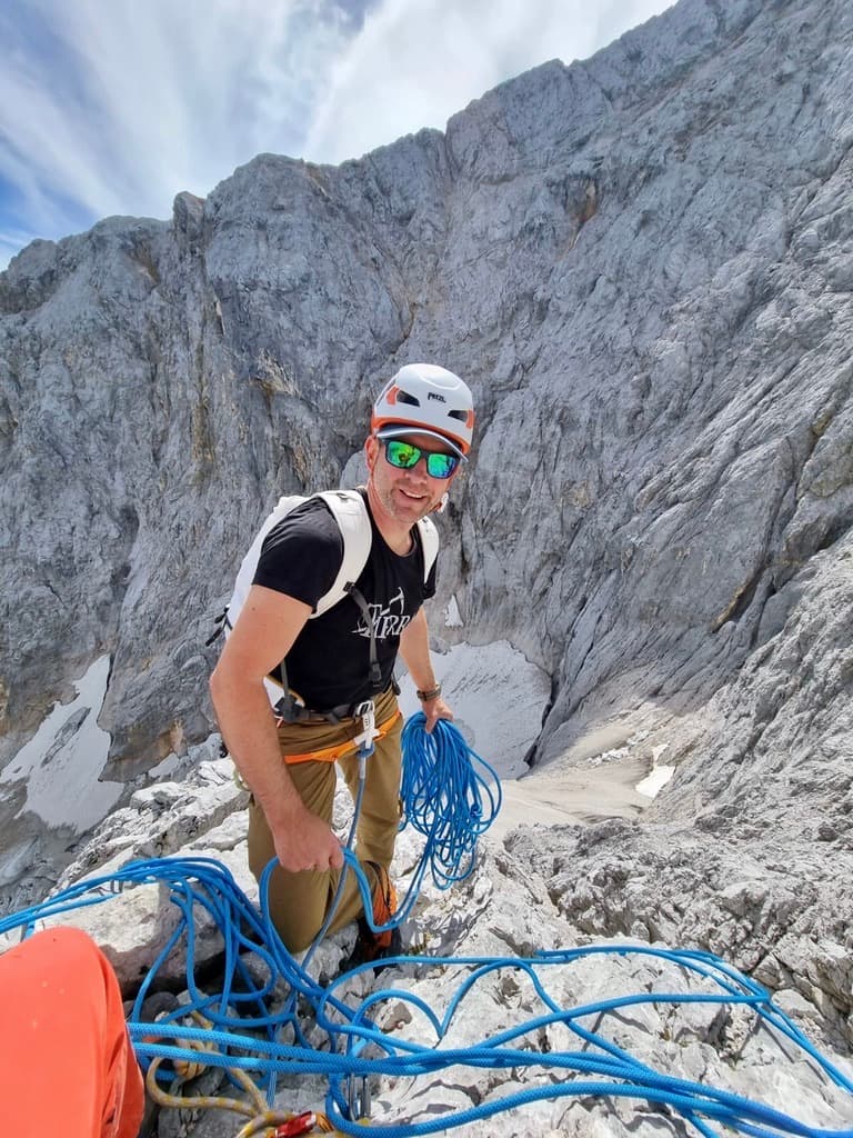 Markus Schubert beim Klettern im alpinen Gelände.